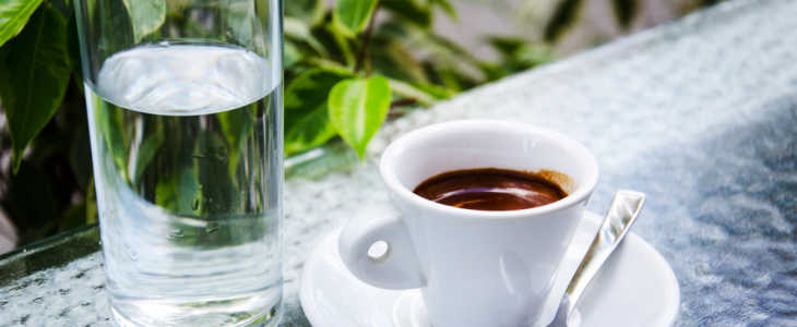 Почему после кофе нужно пить стакан воды. Раскрываем секрет
